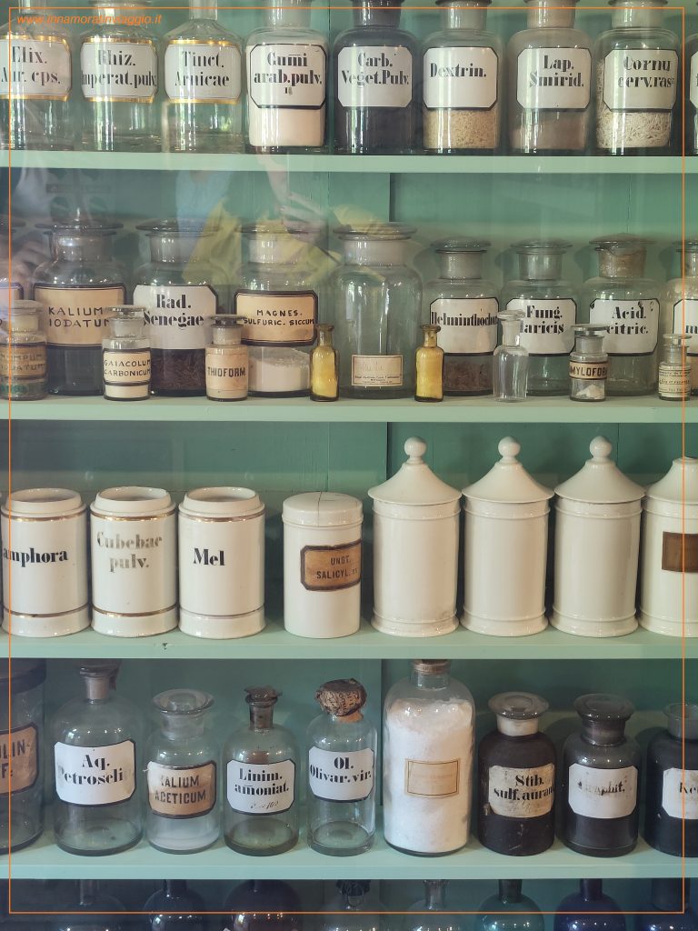 Particolare della farmacia del villaggio